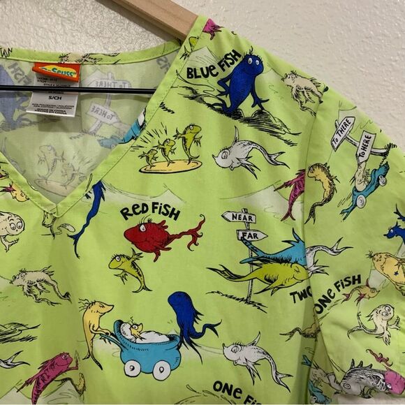 DR. SEUSS Scrub Top Womens Small Green One Fish Two Fish Red Fish 🐟  Blue Fish. - Picture 3 of 8